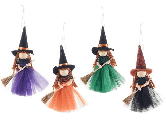 Befana - strega con abito in tulle e scopetta da appendere
