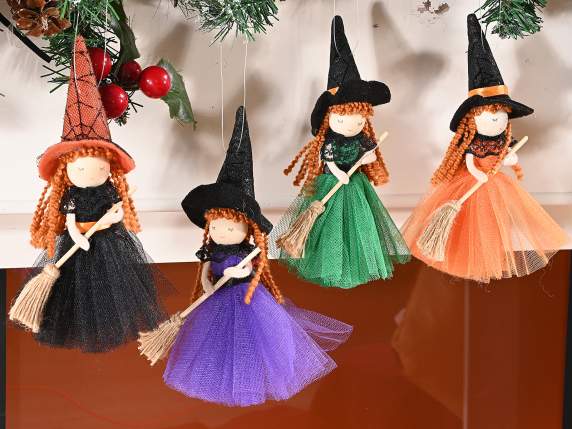 Befana - strega con abito in tulle e scopetta da appendere