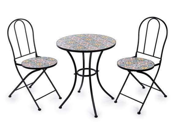 Ensemble table et 2 chaises en métal et faïence décorée