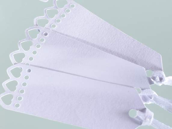 Verpacken Sie 50 weiße Papieranhänger mit Satinban