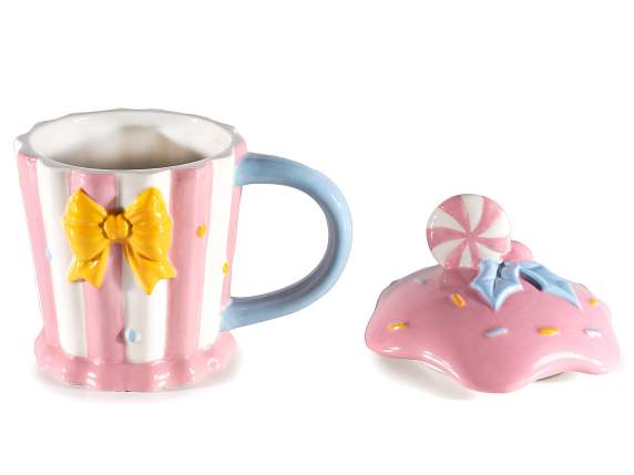 Taza de cerámica de 380 ml con tapa y decoraciones en reliev