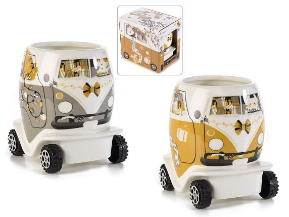 Taza de porcelana de 330 ml con un coche de juguete sobre ru