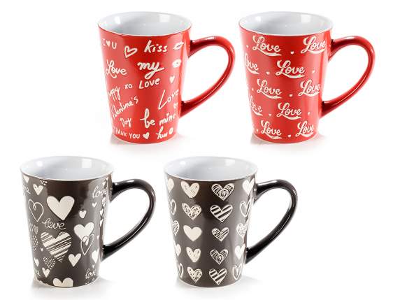 Tazza mug in ceramica Love con decori intagliati