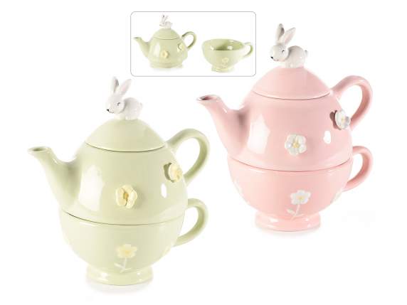 Théière et tasse en céramique à décor de fleurs et de lapins