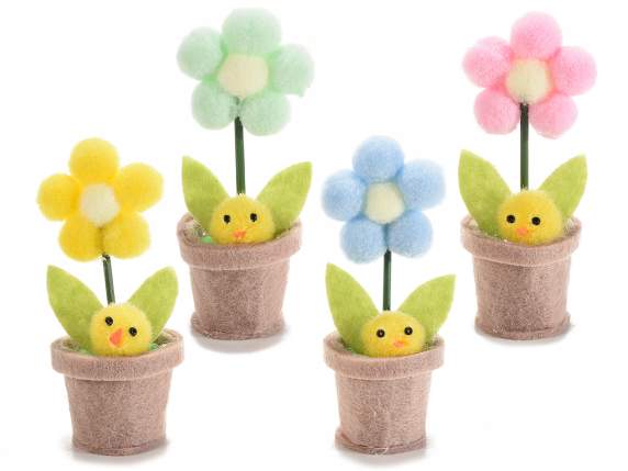 Fleur à pompon dans un vase en tissu avec poussin