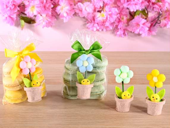 Fleur à pompon dans un vase en tissu avec poussin