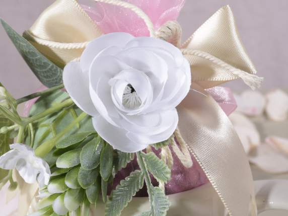 Buchet cu trandafiri si flori artificiale