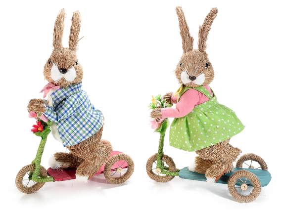 Lapin en fibre naturelle sur scooter