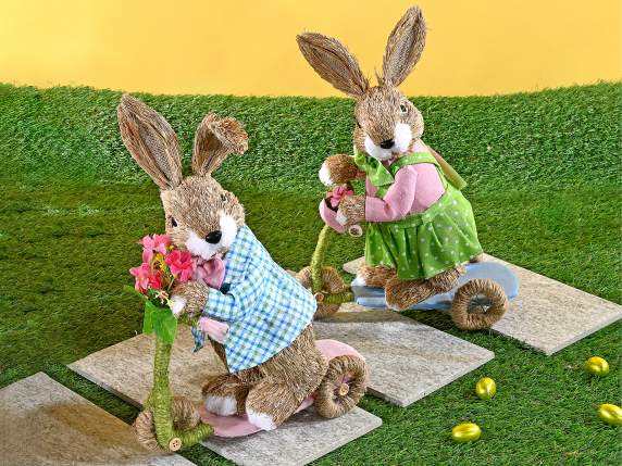 Lapin en fibre naturelle sur scooter