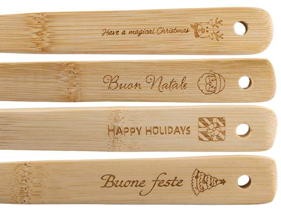 Utensilio de madera de bambú con letras navideñas grabadas.