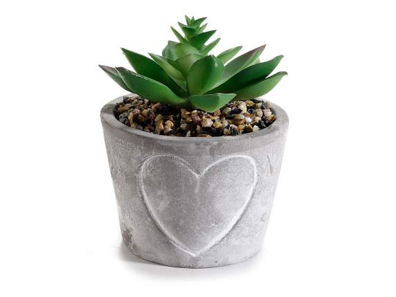 Vase en béton à décor de coeur et plante grasse
