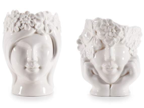 Vase avec couronne de fleurs en porcelaine blanche brillante