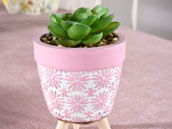 Vase en béton décoré de plante artificielle et trépied en bo