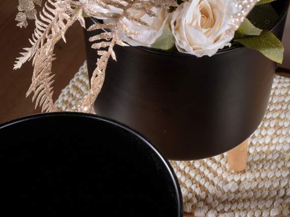 Lot de 2 vases en métal noir sur trépied en bois