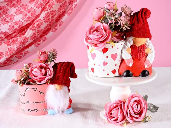 Borcan ceramic cu gnom purtând o căciulă tricotată