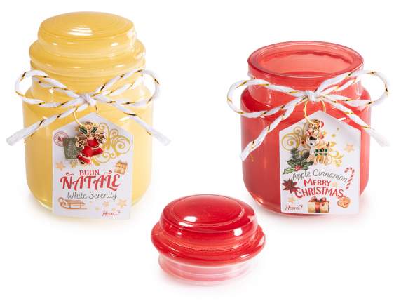 Vela perfumada en tarro de cristal con colgante y etiqueta.