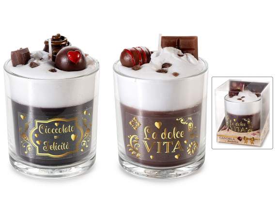 Vela aromática en un frasco de vidrio con decoración de choc
