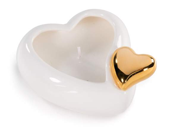 Vela perfumada en corazón de cerámica con corazón dorado.