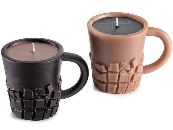 Vela perfumada en taza de chocolate con relieve
