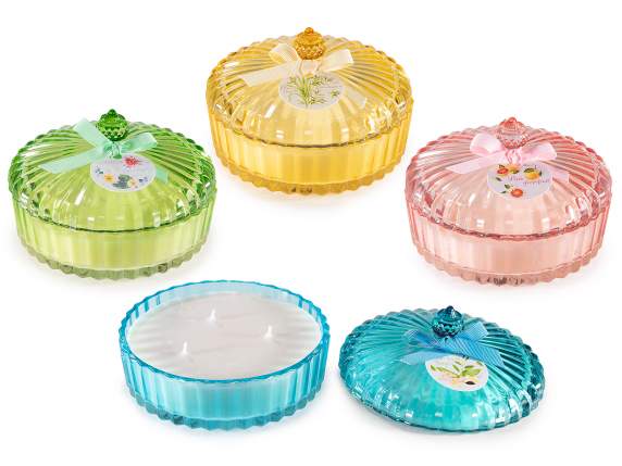 Vela perfumada en frasco de vidrio con tapa.