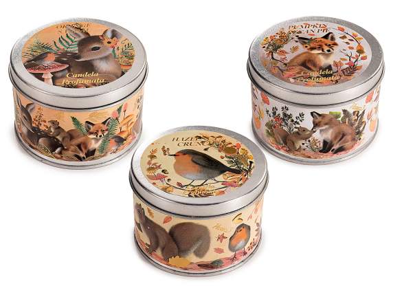 Vela perfumada en caja de metal con animales del bosque.