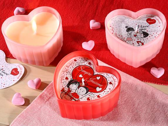 Vela perfumada en forma de corazón en vaso con enamorados