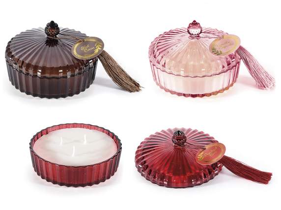 Vela perfumada en frasco de vidrio con tapa.