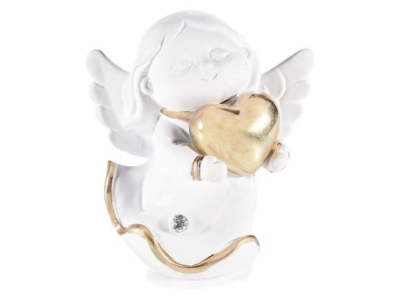 Ángel de resina con corazón dorado y pedrería.