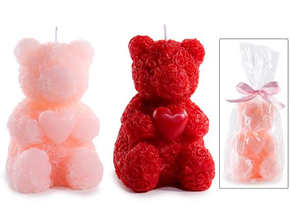Vela de osito de colores con corazón y superficie de rosas
