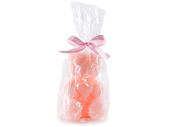 Vela de osito de colores con corazón y superficie de rosas