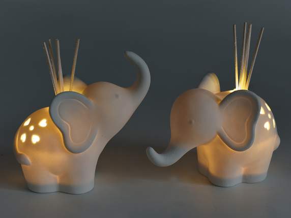 Elefante de porcelana con luz led y palo para perfume