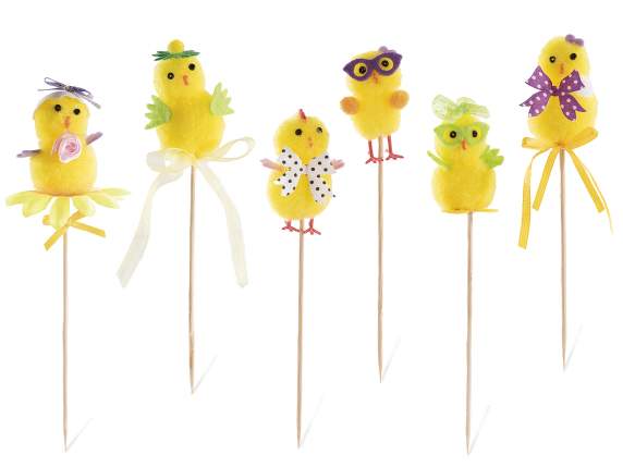 Poussin de Pâques décoratif sur bâton en bois