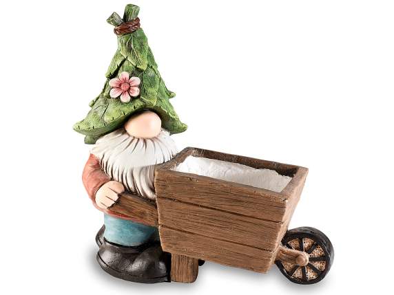 Gnome de magnésie avec chapeau de feuille et vase brouette