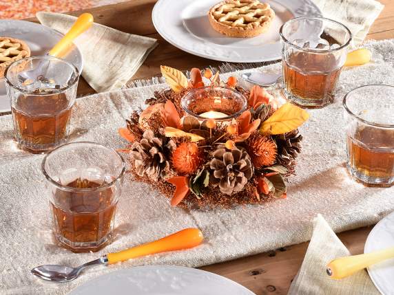 Centre de table avec pommes de pin, citrouilles, baies et po