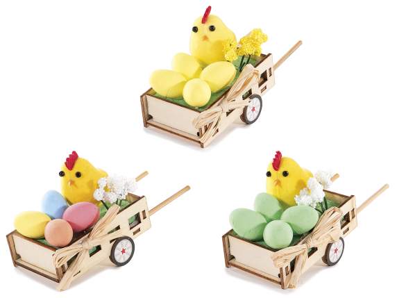 Chariot en bois avec poussin, œufs colorés et fleurs