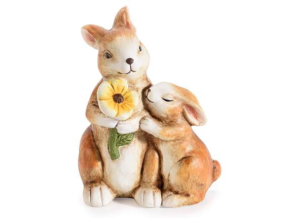 Paire de lapins parent-enfant en terre cuite avec fleur