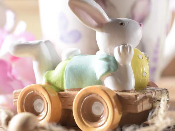 Lapin en résine sur chariot avec lanière à accrocher