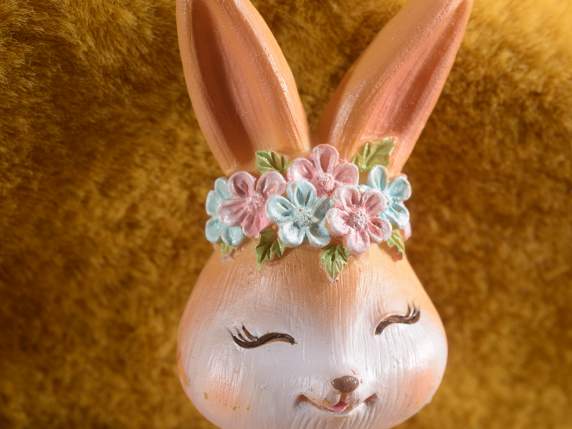 Lapin en résine avec couronne de fleurs