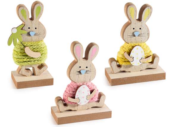 Lapin de Pâques en bois avec robe en corde colorée