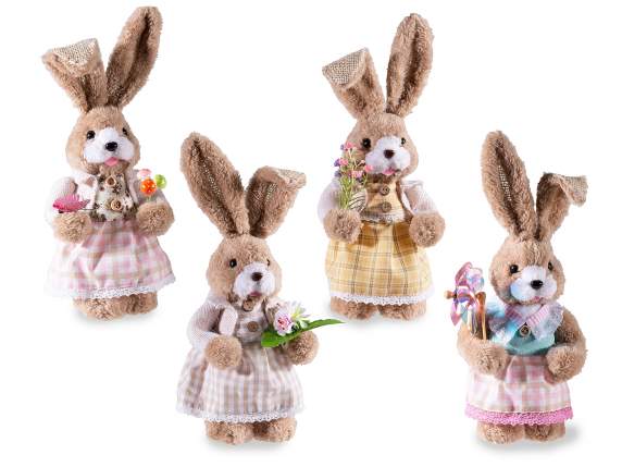Lapin en peluche avec robe et décoration à la main