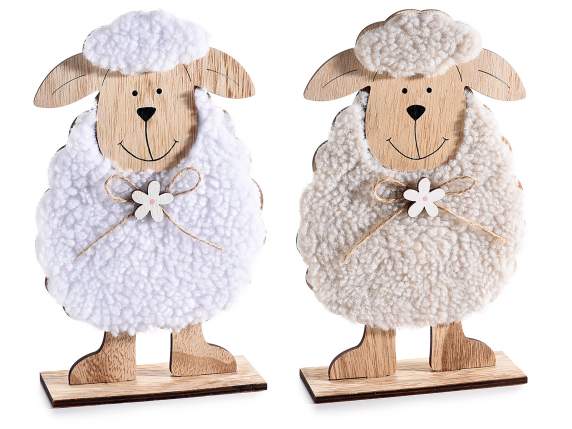 Mouton en bois avec pelage doux et fleur sur socle en bois