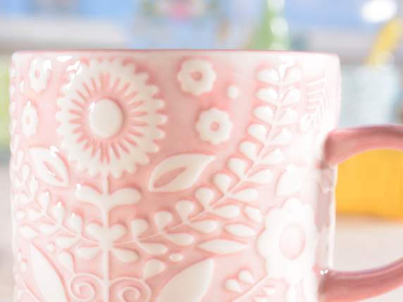 Tasse en porcelaine à décors floraux en relief
