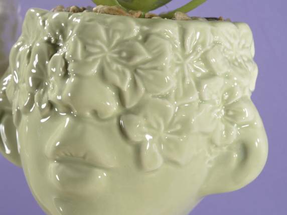 Vase visage en céramique brillante avec plante artificielle