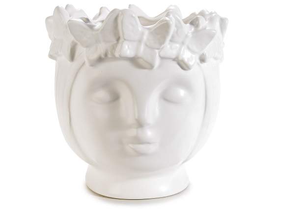 Vase en porcelaine blanche opaque avec visage et papillons
