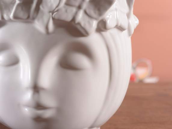 Vase en porcelaine blanche opaque avec visage et papillons