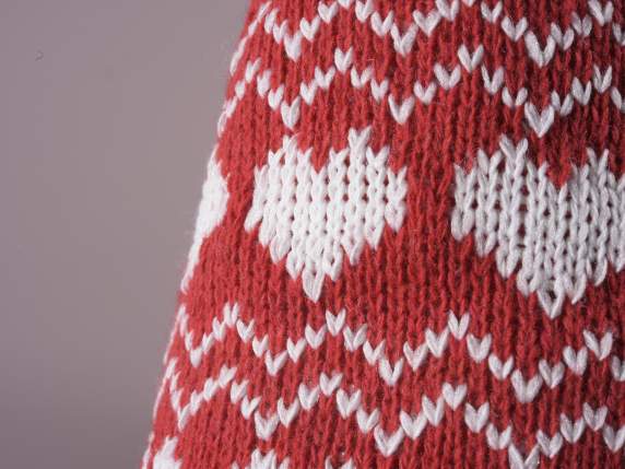 Gnome tricoté avec un rembourrage doux et un cœur en sequins