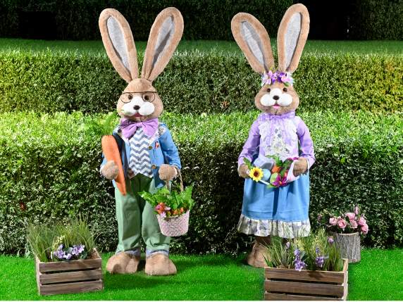 Conejo grande piel sintética con vestido de tela y zanahoria