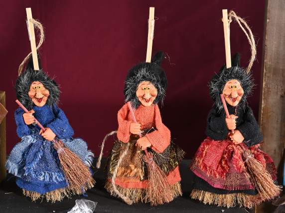 Befana Vrajitoare cu matura din stofa si rasina de agatat