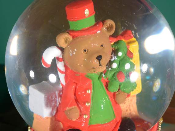 Schneeball-Spieluhr mit Teddy auf einem verzierten Harzsocke
