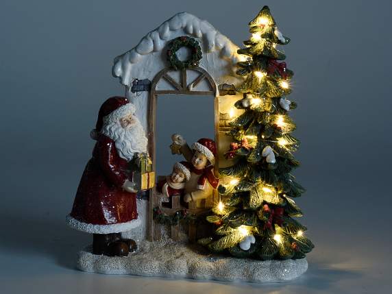 Dekoration mit Weihnachtsfiguren aus farbigem Harz und Licht
